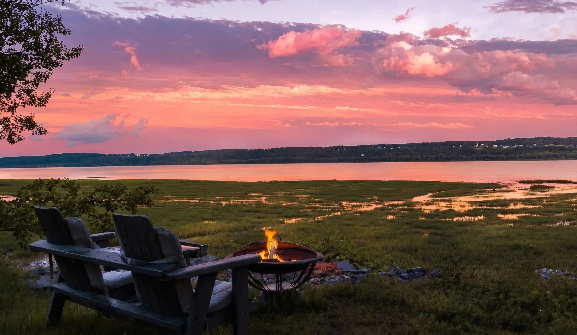 Feu de camp au coucher du soleil sur la berge de Fleuve et Montagnes, face au fleuve Saint-Laurent