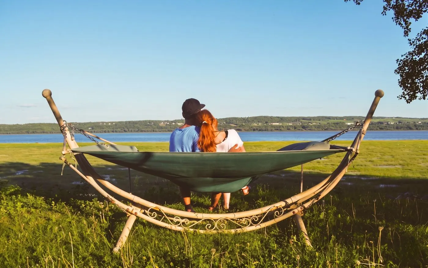 Couple dans un hamac face au fleuve Saint-Laurent