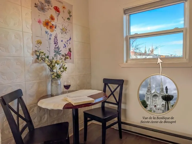 Table bistro du studio 9, avec la fenêtre qui donne sur la basilique Sainte-Anne