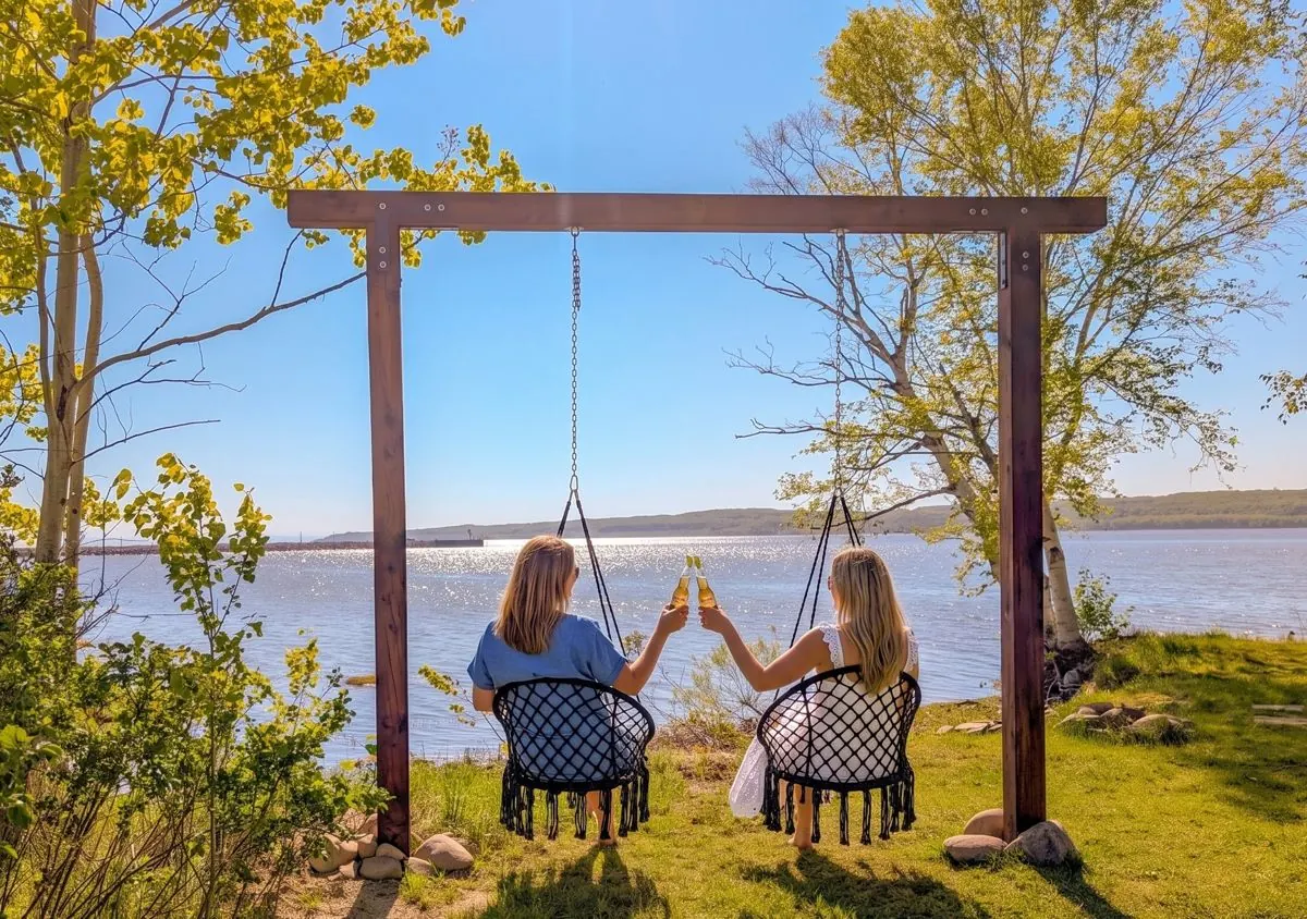 Deux invités dans les chaises suspendues au bord du fleuve