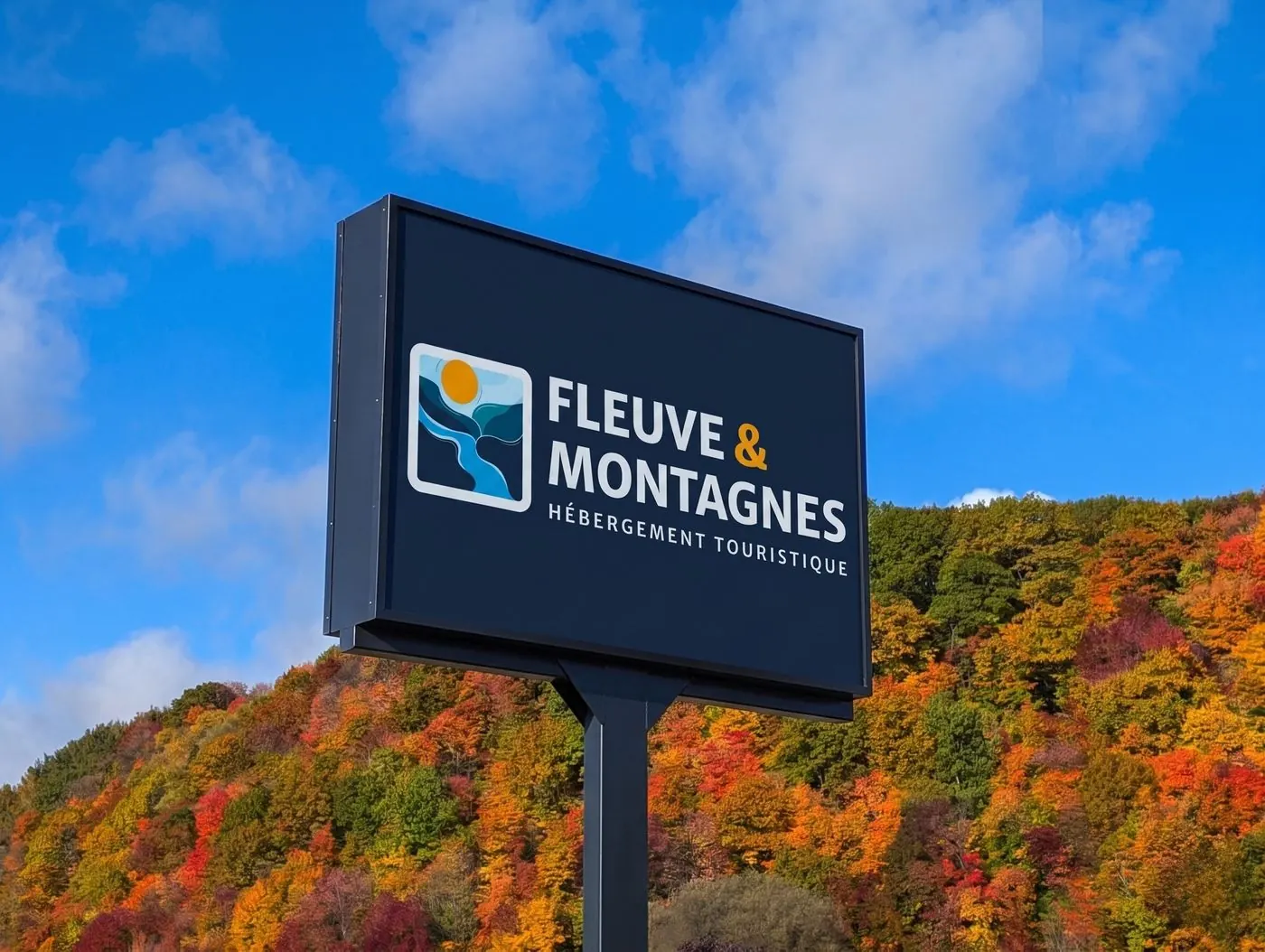 Enseigne Fleuve et Montagnes devant la montagne aux couleurs d'automne