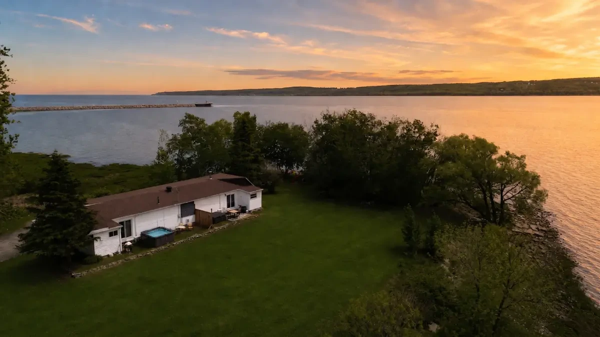 Le terrain de Fleuve et Montagnes au bord du Saint-Laurent, au coucher du soleil