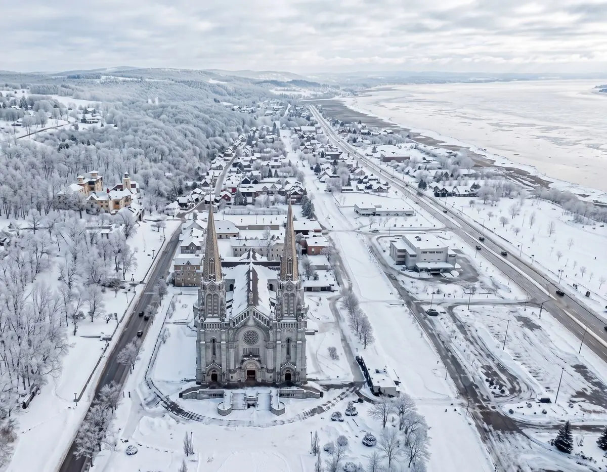 Vue aérienne de la basilique Sainte-Anne et du fleuve Saint-Laurent en hiver