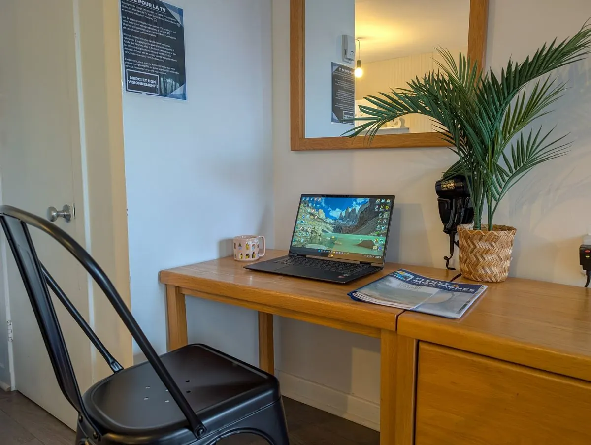 Coin bureau d'un studio, pratique pour le télétravail